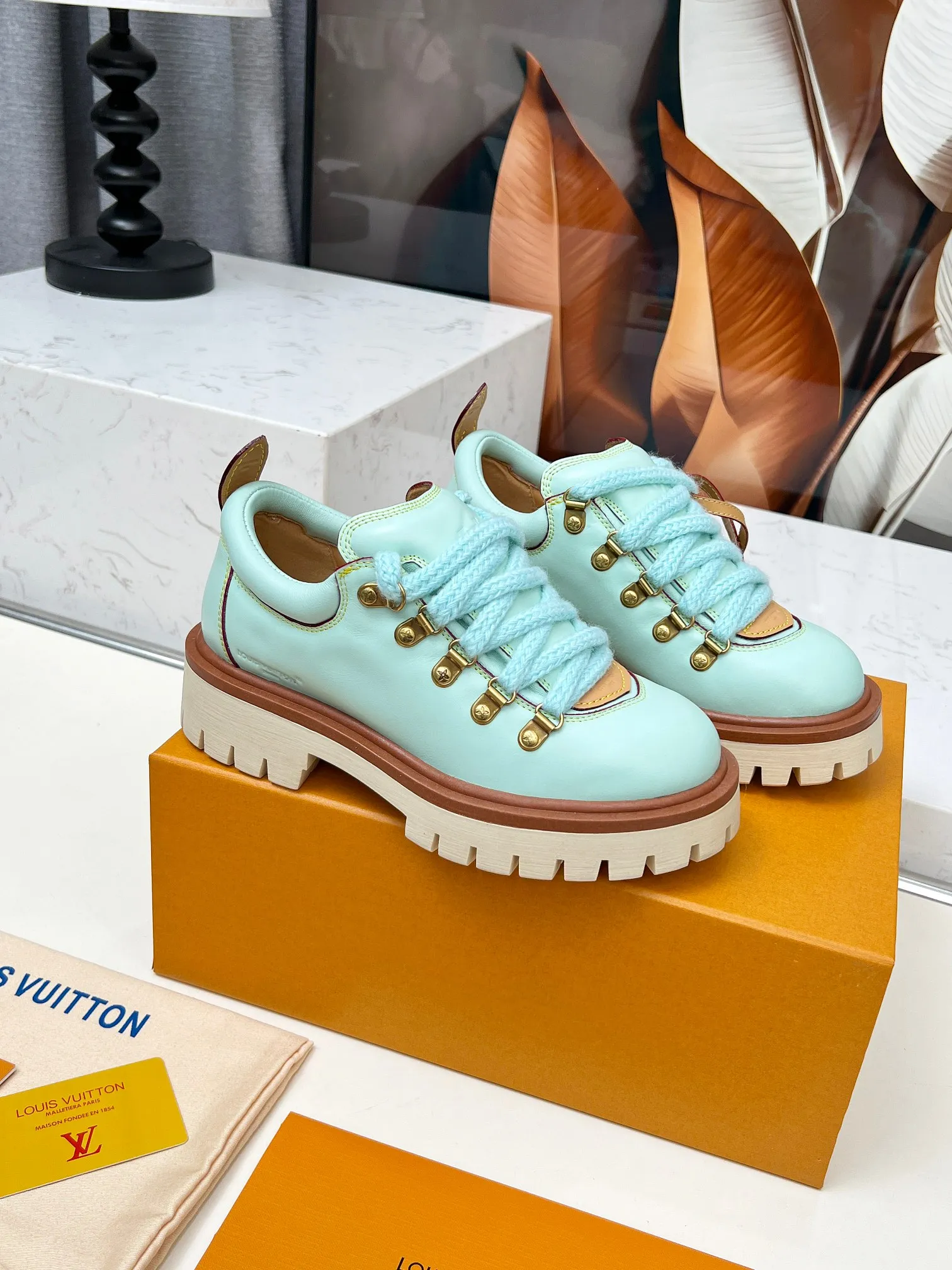p660💰"Couple Style" LV Louis Vuitton's 2025 autumn and winter new style, developed one-to-one from the original version, retro fashionable, handsome and cool mountaineering derby shoes are now available.  Material: Imported first-layer cowhide Lining: Imported lambskin Outsole: Original molded TR non-slip outsole Sole height: 3.5cm Shoe size: Same style for men and women 35-45
